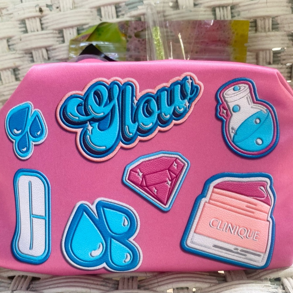 Clinique Stuffed Cosmetic Bag * NWOT - Pink - Goodies inside